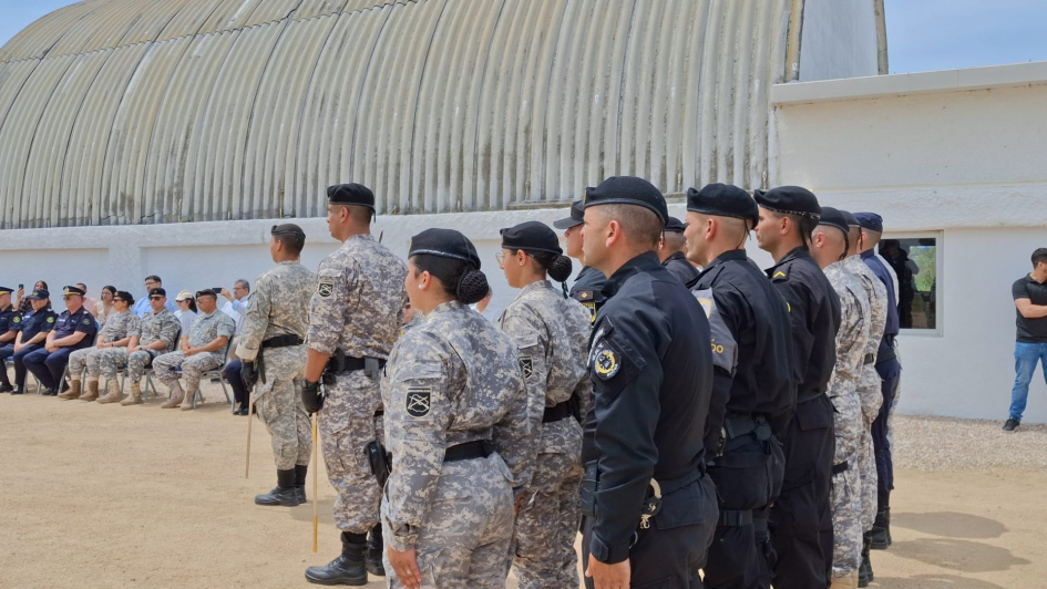 Formación de cursantes de IBOI de espaldas y al fondo autoridades Formación de cursantes de IBOI de espaldas y al fondo autoridades