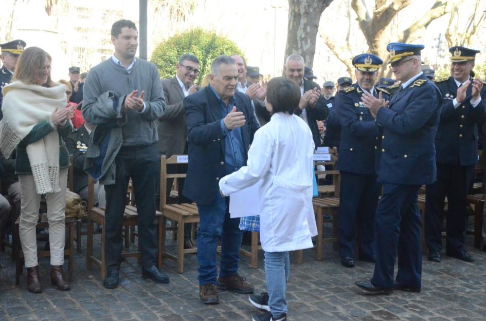 Jefe de Policía y alumno saludando al Intendente Jefe de Policía y alumno saludando al Intendente