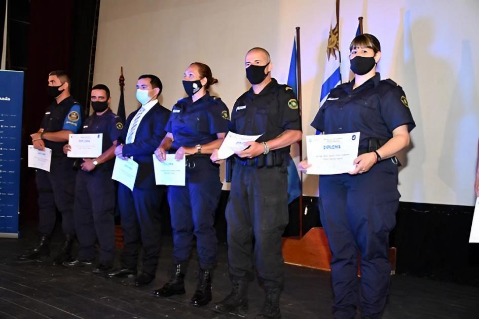 Acto de reconocimiento a Policías por actuación destacada seis policías parados mostrando los diplomas recibidos por su actuación destacada