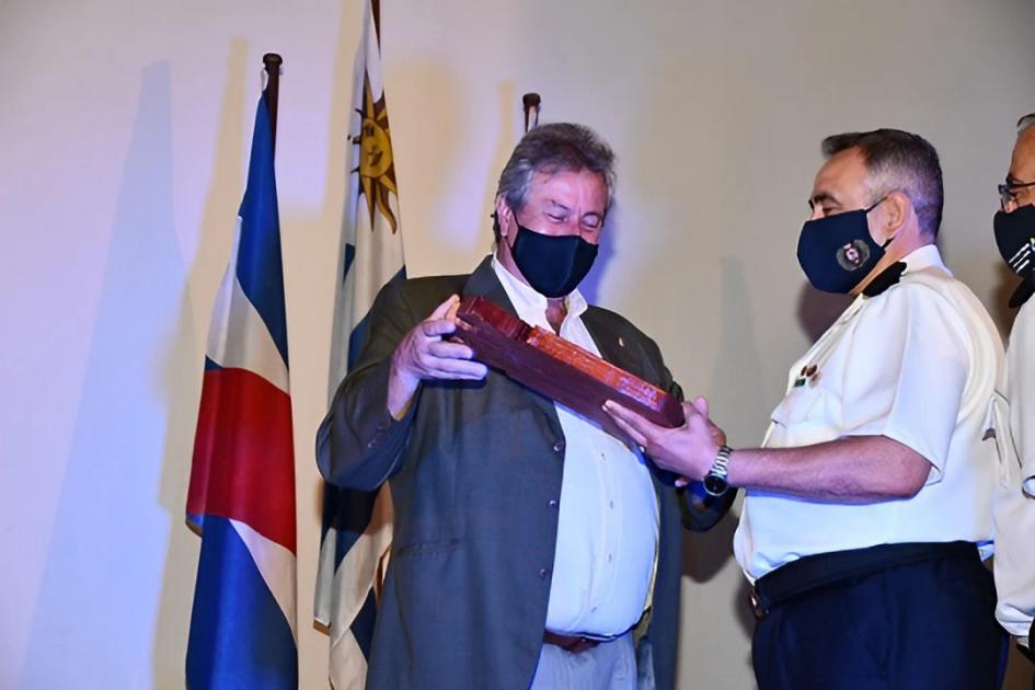 Acto Día de la Policía Nacional Intendente de Maldonado entregando un reconocimiento al Jefe de Policía de Maldonado