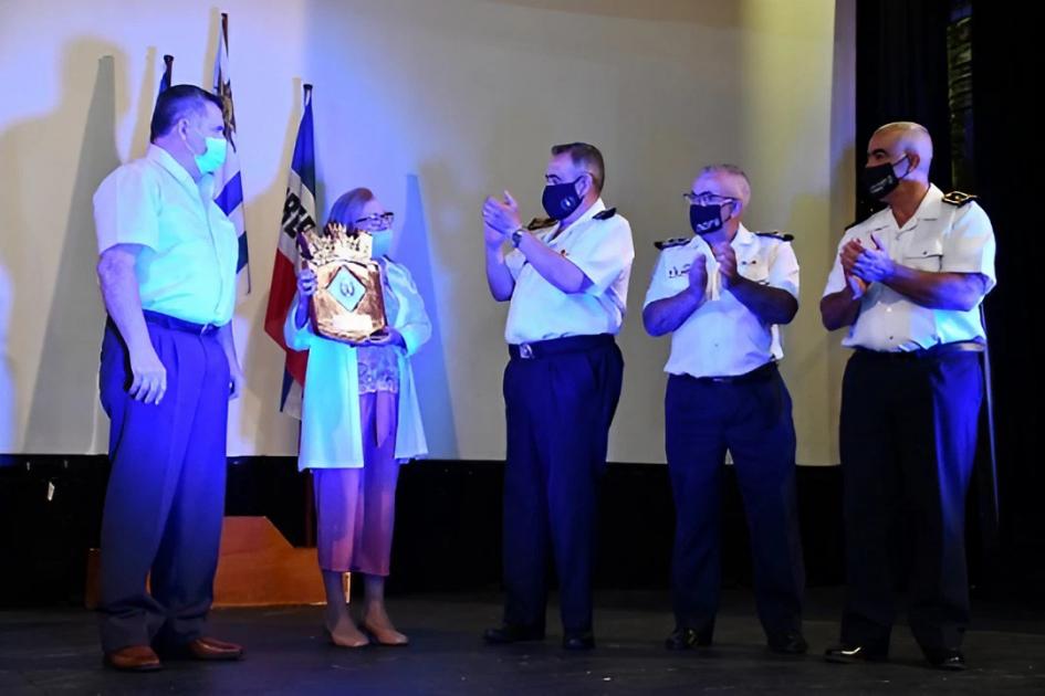 Acto Día de la Policía Nacional Una mujer recibiendo un reconocimiento por parte de las autoridades de la Jefatura de Maldonado
