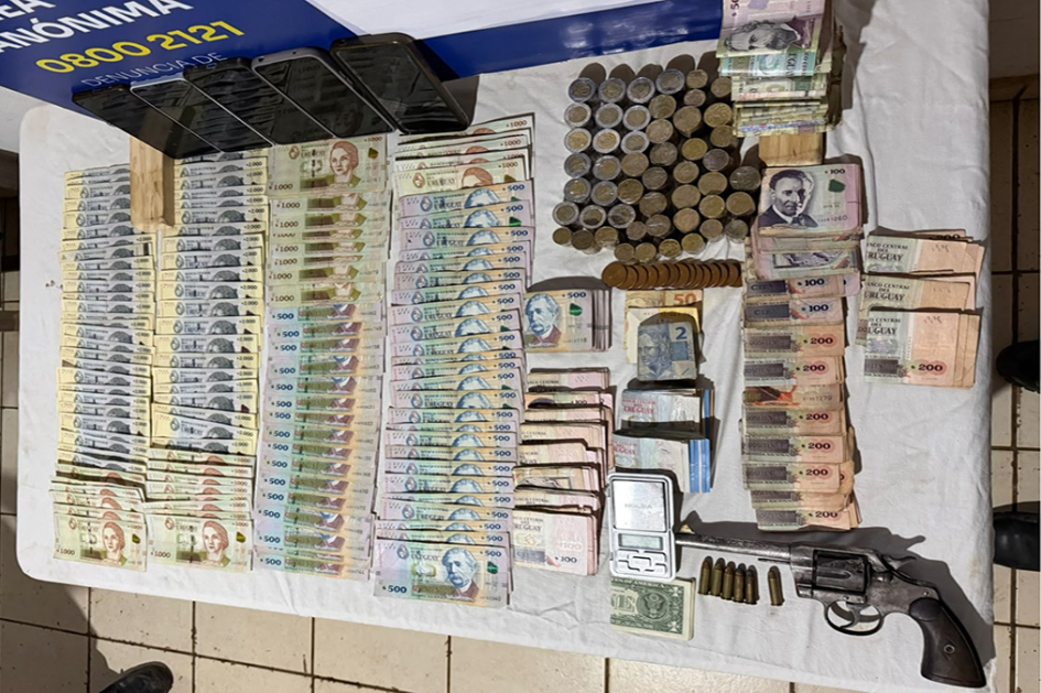 Dinero, celulares, revolver, municiones y balanza digital incautados por la policía