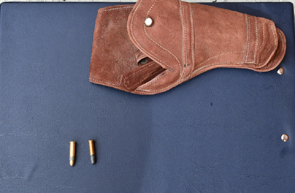 Objetos incautados en el domicilio del ofensor. Incautación de funda de arma de fuego y municiones sin detonar.