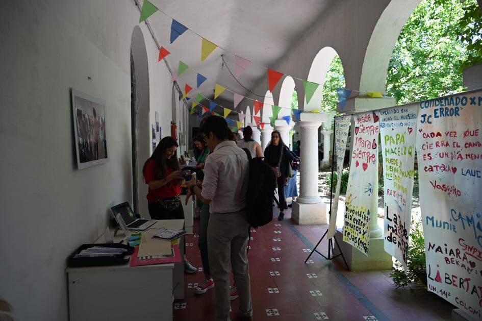 Asistentes visitan la exposición Asistentes visitan la exposición
