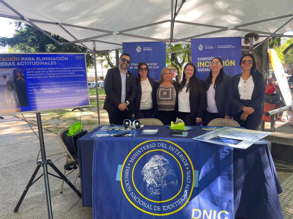 Stand de la DNIC en la feria de Tacuarembó Stand de la DNIC en la feria de Tacuarembó