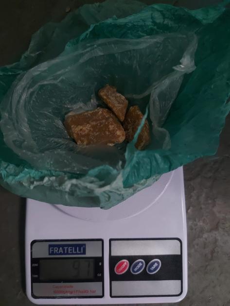Droga incautada tras investigación llevada a cabo. Balanza de precisión, pasta base de cocaína.