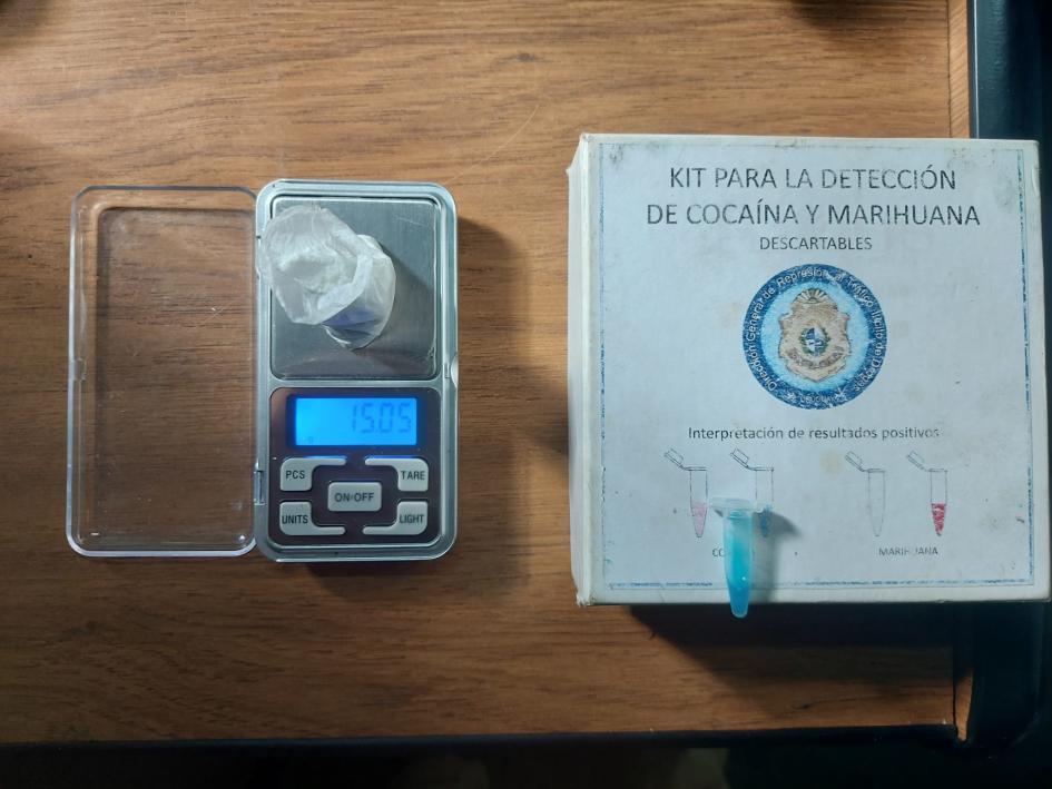 Sustancia incautada al momento de la intervención del automóvil. Sustancia estupefaciente (cocaína) incautada por personal del GRT.