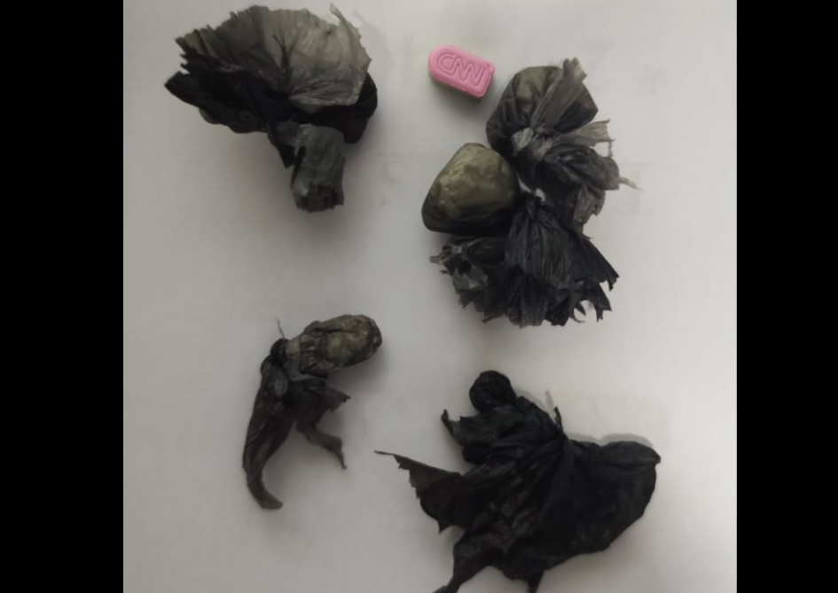 Sustancia estupefaciente incautada Envoltorios de nylon negro conteniendo cocaina