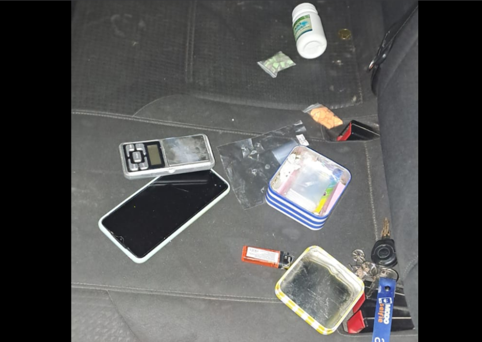 Interior del vehículo intervenido en el operativo Interior del vehículo donde se aprecia una balanaza, pastillas de metanfetaminas y un celular, etc