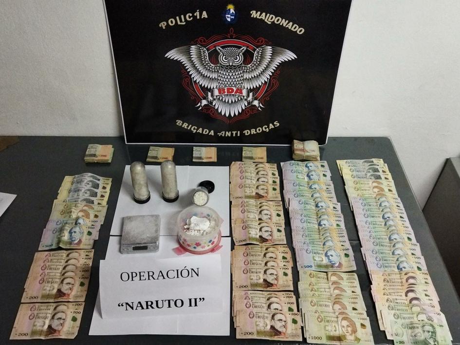Operación “Naruto II” deja un formalizado por suministro de sustancias estupefacientes sobre una mesa se exhiben: tarros con droga y dinero incautado tras operativo policial