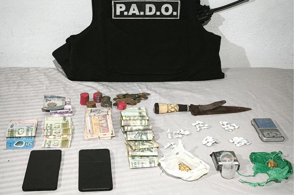 Droga, dinero, 2 celulares, un cuchillo con vaina y una balanza de precision.
