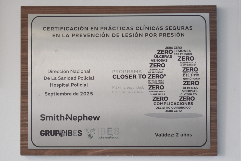 Placa mostrando certificación de Closer To Zero