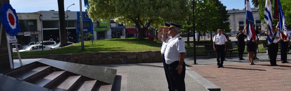 Autoridades policiales realizando acto en la Plaza de Maldonado