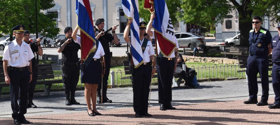Policías realizando acto en la Plaza de Maldonado