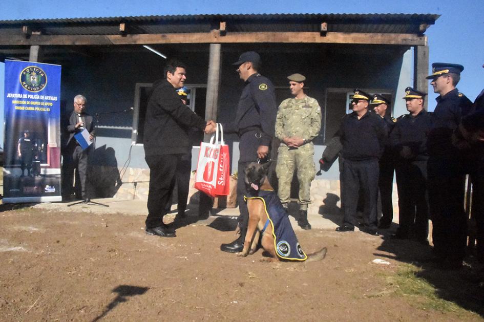 Entrega de obsequio a adiestrador por parte de Empresa Kong Uruguay.