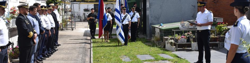 Policías y autoridades reunidas en el Cementerio de Maldonado, realizando acto