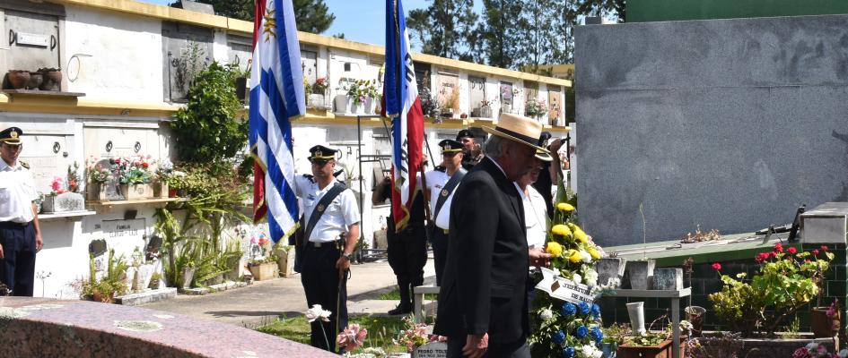 Policías en el Cementerio de Maldonado, colocando arreglo floral