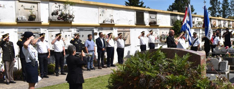 Policías y autoridades reunidas en el Cementerio de Maldonado, realizando acto
