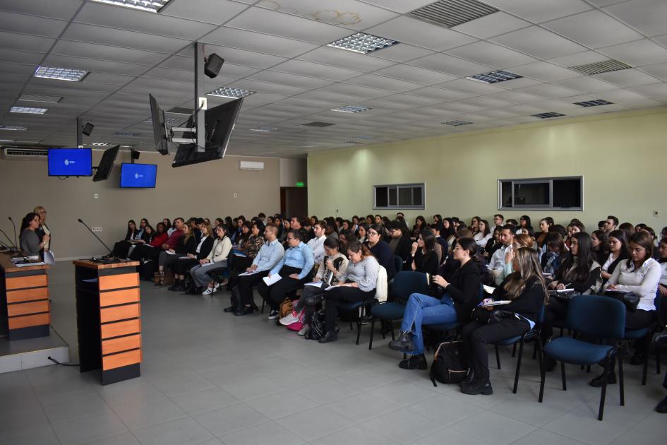 Vista general de sala de conferencias Vista general de sala de conferencias