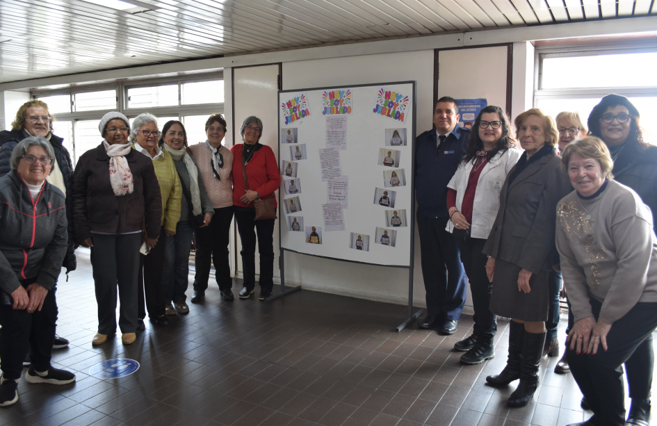 Día Internacional de las personas mayores Participantes de la actividad junto con el Director Nacional de Sanidad Policial