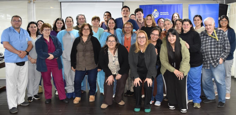 Equipo de profesionales del hospital policial posando para la foto