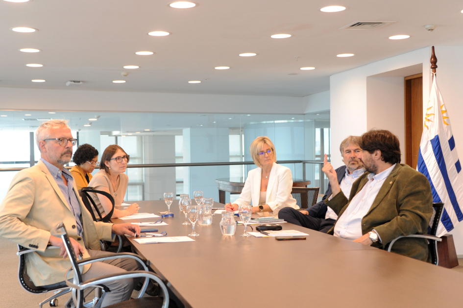 Foto reunión de las autoridades en la Junta Nacional de Seguridad