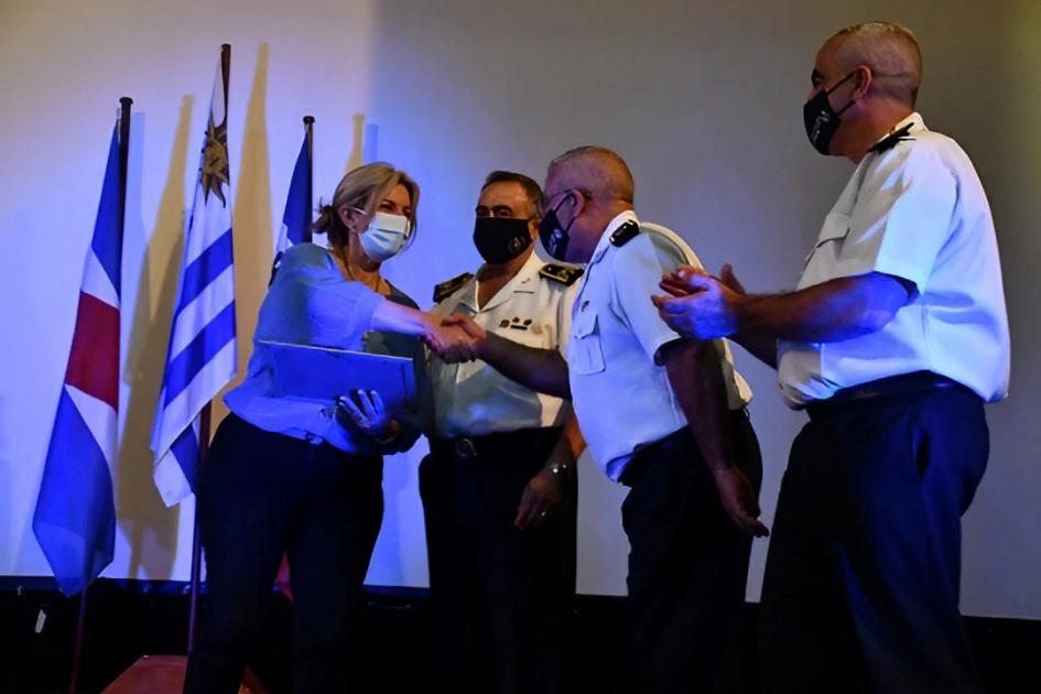 Acto Día de la Policía Nacional el Jefe, Sub Jefe y Director de Coordinacion de Policía deMaldonado entregan reconocimiento a mujer
