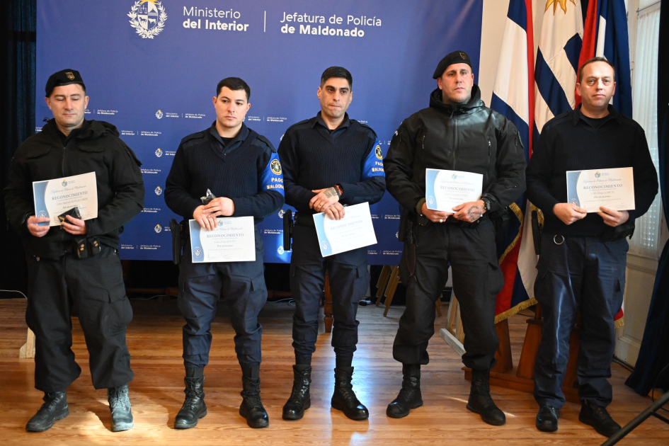 Policías reconocidos