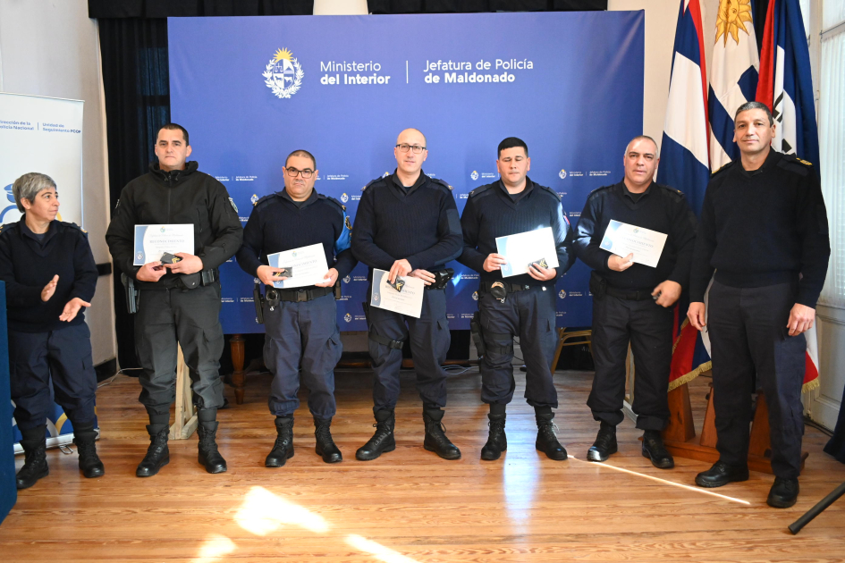 Policías reconocidos con personal superior