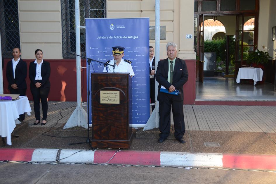 Secretario del Jefe de Policía Comisario Liber Arriondo lee Orden del Día. Secretario del Jefe de Policía Comisario Liber Arriondo lee Orden del Día.
