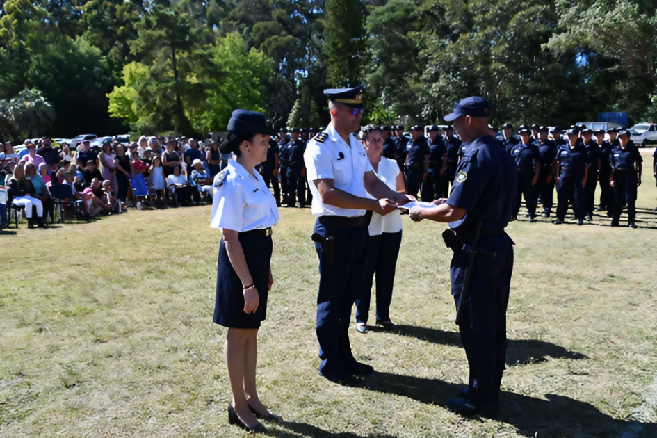 Entrega de diploma a Policías Egresados de la Escala Básica Entrega de diploma a Policías Egresados de la Escala Básica