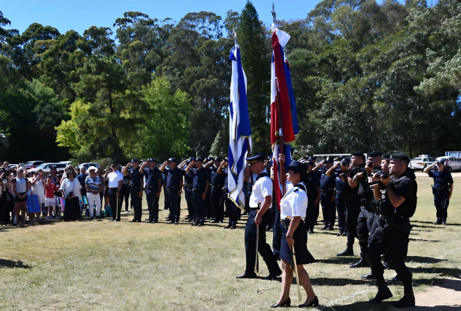 Desfile de Pabellones en Egreso de Policías de la Escala Básica Desfile de Pabellones en Egreso de Policías de la Escala Básica