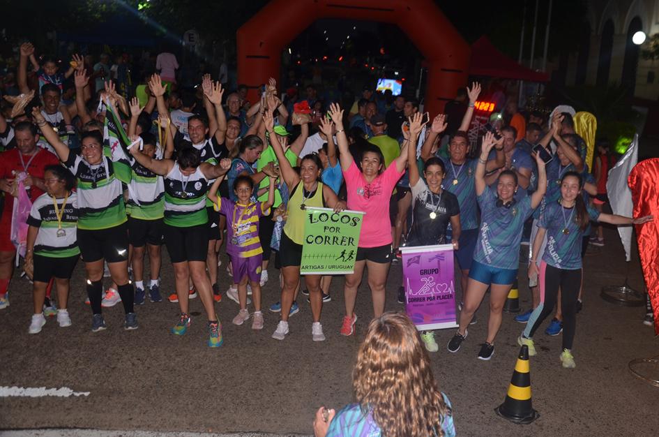 Maratón Policial 4K Competidores reunidos festejando