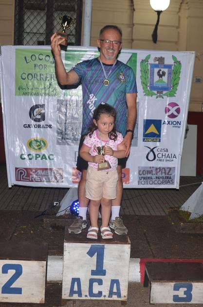 Competidor con su hijita con premios