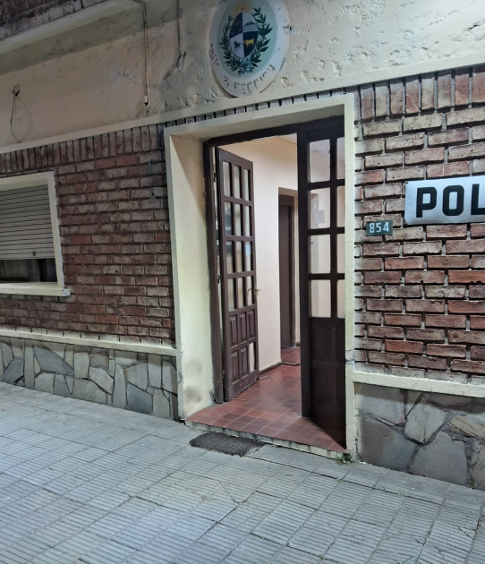 Daños en puerta de Seccional 2da provocados por un hombre al ser detenido Daños en puerta de Seccional 2da provocados por un hombre al ser detenido