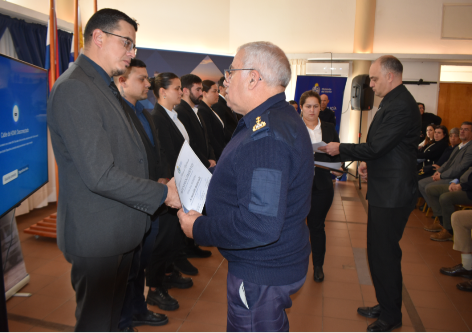Reconocimiento a Policías del Área de Investigaciones de la Zona Operacional I Formación de Policías siendo recononcidos