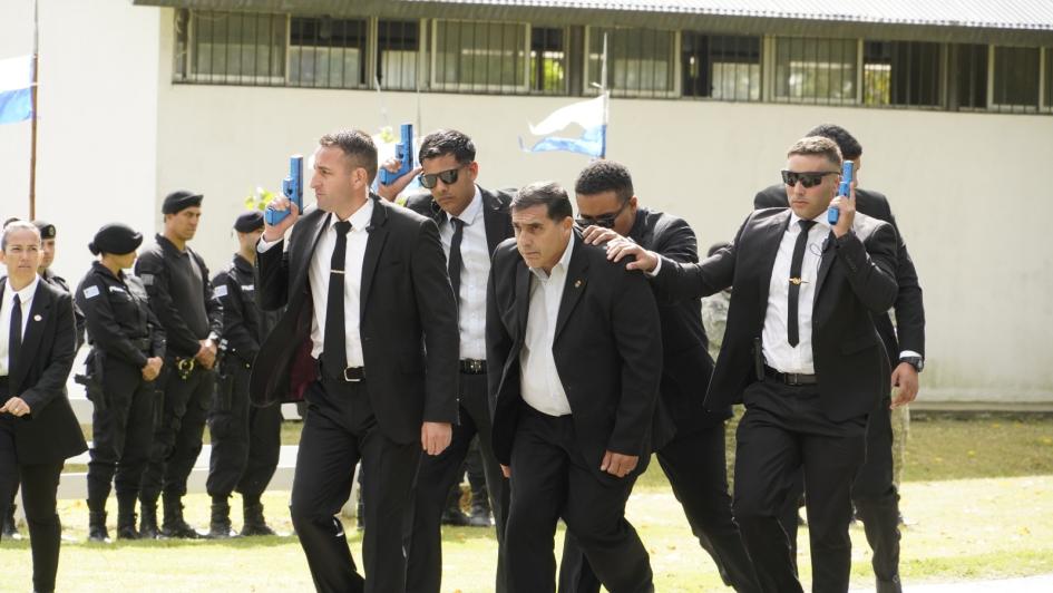 Efectivos policiales realizando demostración del curso.