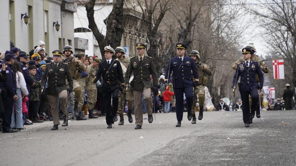 Efectivos policiales y de las Fuerzas Armadas desfilando. Efectivos policiales y de las Fuerzas Armadas desfilando.