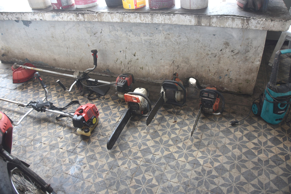 Desmalezadoras motosierras e hidrolavadora incautados por la policía. Desmalezadoras motosierras e hidrolavadora incautados por la policía.