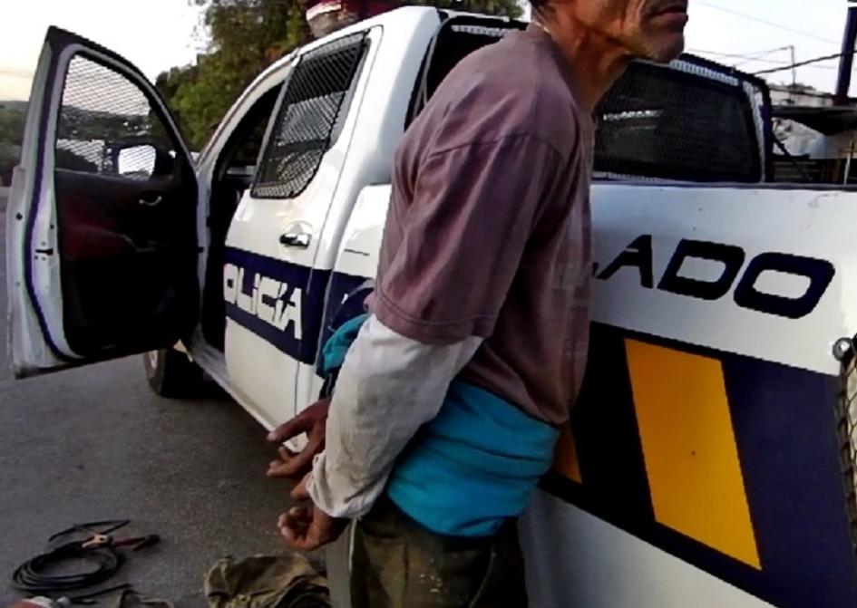 Detenido esposado contra el móvil Detenido esposado contra el móvil