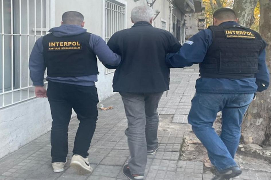 Detenido siendo conducido Detenido siendo conducido