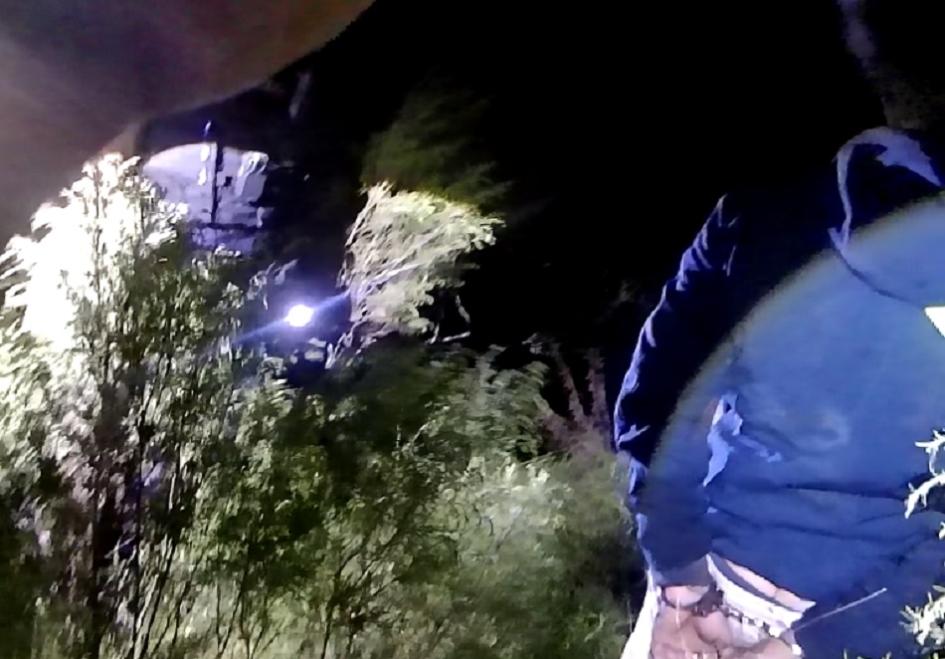 Detenido en la noche esposado a la espalda Detenido en la noche esposado a la espalda