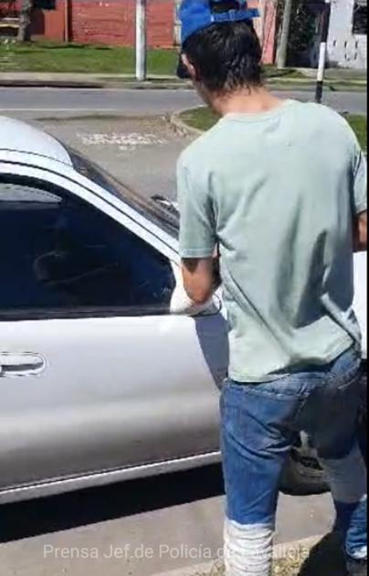 Detenido de camiseta verde agua, gorra y vaquero Detenido de camiseta verde agua, gorra y vaquero