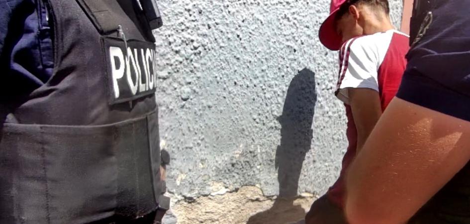 Detenido contra la pared Detenido contra la pared