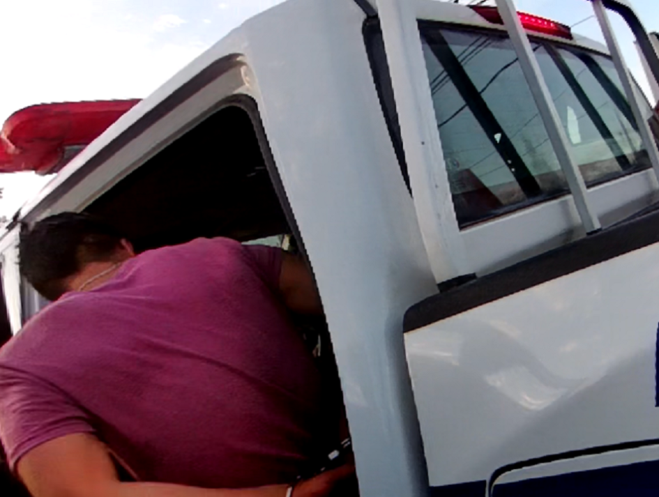 Detenido esposado ingresado a móvil policial