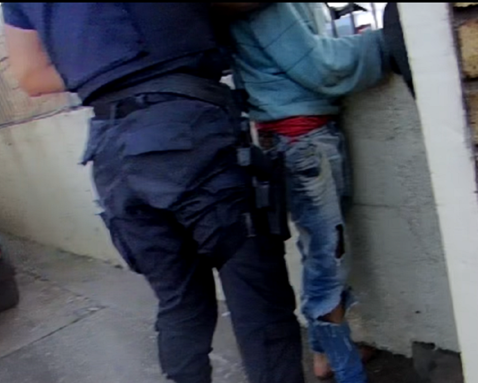 Detenido por hurto pasandole revista Detenido por hurto pasandole revista