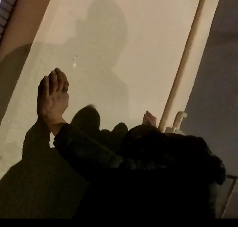 Detenido con sus manos sobre la pared 