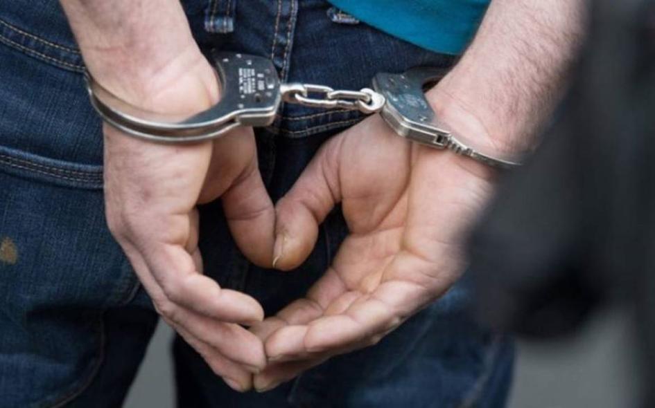 Formalizado con prisión por violencia doméstica y desacato. """"