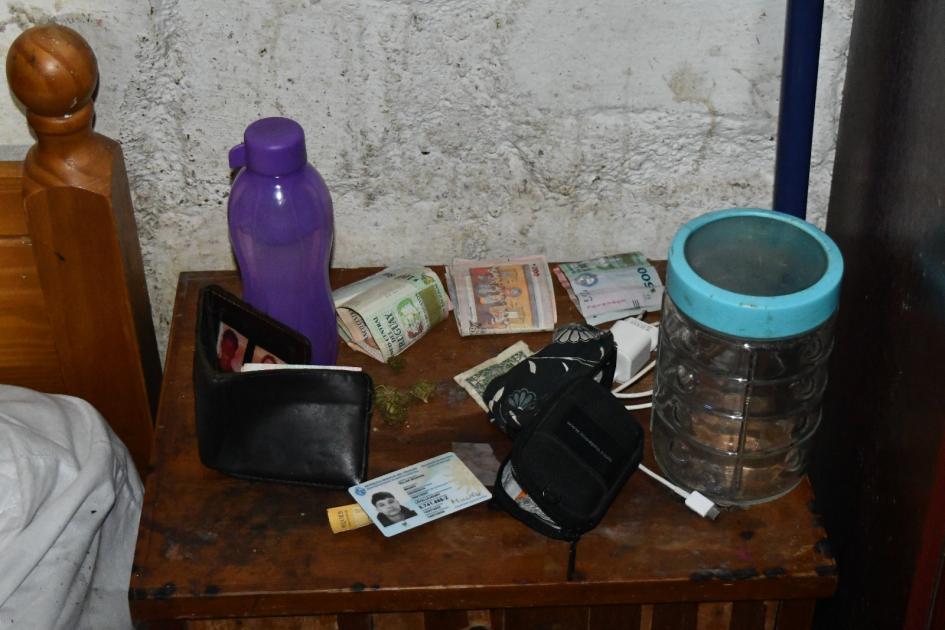 Dinero y objetos incautados en allanamientos de la BDA por estupefacientes Dinero y objetos incautados en allanamientos de la BDA por estupefacientes