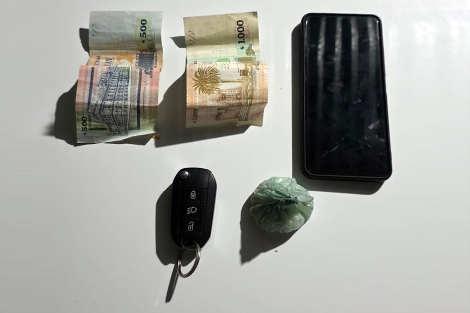 Dinero Uruguayo, celular, llave de auto y bolsa de nylon con estupefaciente.